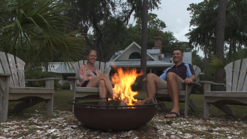 Homebuyers, Andy (R) and Sheila Smith (L) enjoying their new fire pit at the second home. – Bild: DMAX