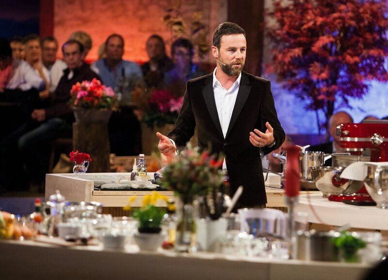 SRF bi de Lüt Landfrauenküche Folge 8 Moderator Nik Hartmann – Bild: SRF