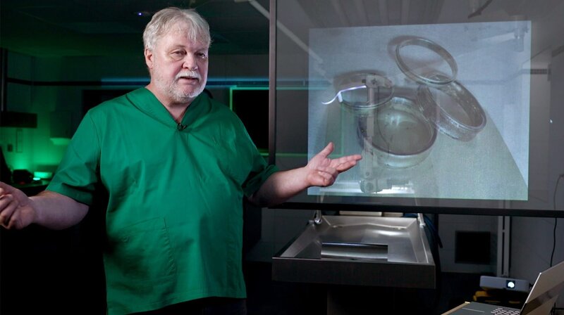 Rechtsmediziner Dr. Harald Voss bei den Dreharbeiten. – Bild: rbb/​Dokfilm