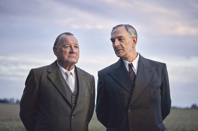 Die beiden Staatsmänner Adenauer (Burghart Klaußner, li.) und de Gaulle (Jean-Yves Berteloot, re.) bauen Vertrauen zueinander auf. – Bild: Frank Dicks/​ZDF