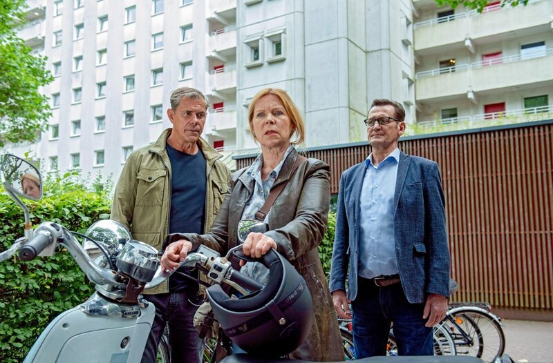Finn (Sven Martinek, l.) und Lars (Ingo Naujoks, r.) wollen herausfinden, was an den Vorwürfen der Sozialarbeiterin Britta Münzer (Marion Kracht, M.) gegen Karak dran ist. Doch die hat das Vertrauen in die Polizei verloren. – Bild: ORF/​ONE GATE/​ARD/​Nicole Manthey