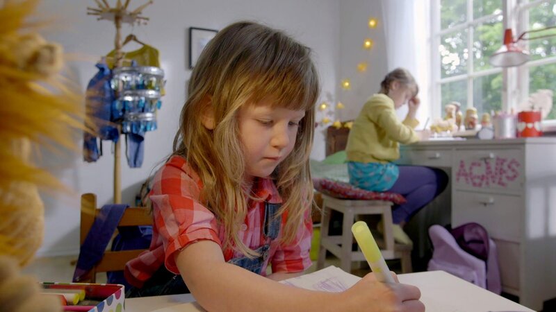 Elsa (vorn, Maya Anna Hansen Frølich) mit Schwester Agnes (Synne Asplund) – Bild: KiKA/​NRK/​Christine Heitmann