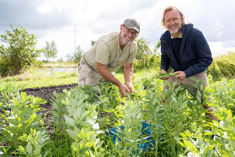 Letzter Stopp von Frank Buchholz ist der Permakulturgarten „Ús Hôf“ in Sibrandabuorren. – Frank Buchholz (re.) mit Michel Pauluis (li.). – Bild: WDR/​Melanie Grande