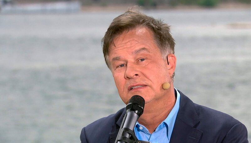 Kabarettist Lars Reichow erzählt direkt vom Flussufer von großen und kleinen Katastrophen seines Alltags, dazu gibt es Sketche und Musik. Gute Unterhaltung zum Lachen und Genießen. – Bild: SWR