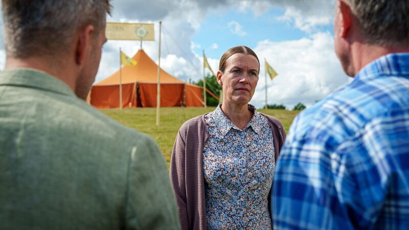 Annemarie Kjeldsen (Nanna Břttcher, M.), die Mutter der Toten Kamma Kjeldsen, hat einen wichtigen Hinweis für Flemming (André Babikian, l.) und Dan (Peter Mygind, r.). – Bild: SRF/​ZDF/​Henrik Petit