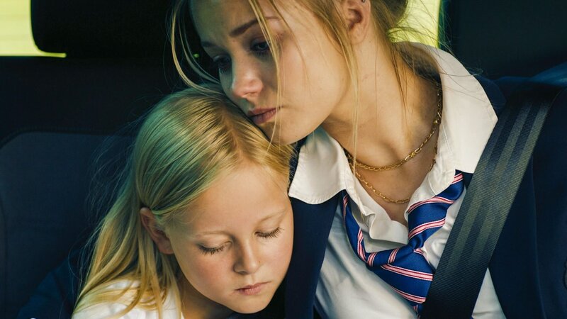 Nachdem ihre Mutter umgebracht wurde, sitzt Emmi Klettmann (Nele Richter, l.) mit ihrer Schwester Vivi Klettmann (Julia Beautx, r.) bedrückt im Auto. Sie werden von zu Hause weggebracht. – Bild: ZDF /​ ORF /​ Mathias Neumann