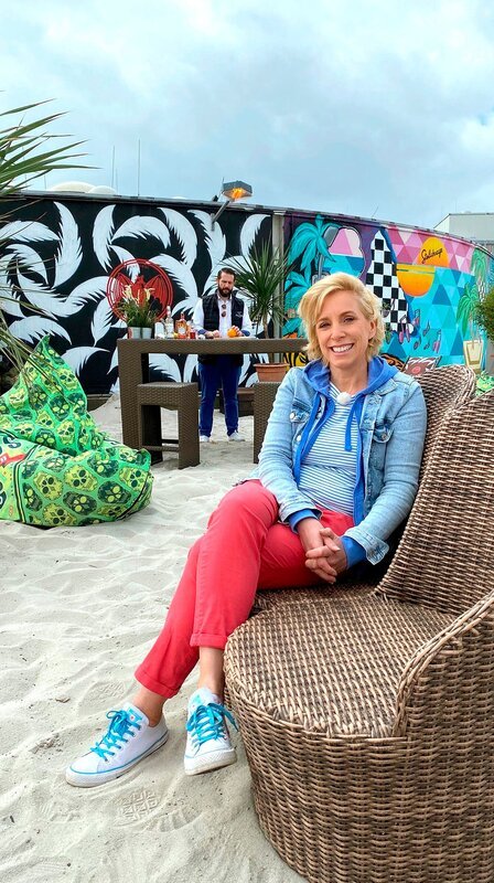 Moderatorin Britta von Lucke mit Thomas Immenroth. – Bild: NDR/Friederike Castenow Moderatorin Britta von Lucke mit Thomas Immenroth. – Bild: NDR/Friederike Castenow