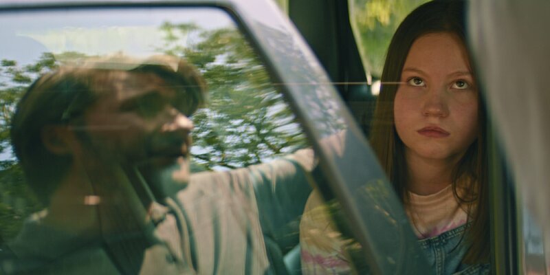 Daniel (Liam McMahon) versucht Meg (Katy Byrne, re.) davon zu überzeugen, dass er nach Kaz suchen wird, und sie sich keine Sorgen machen muss. Doch Meg bleibt stur, sie reist erst ab, wenn sie weiß, wie es Kaz geht. – Bild: ZDF/​Stefan Hill