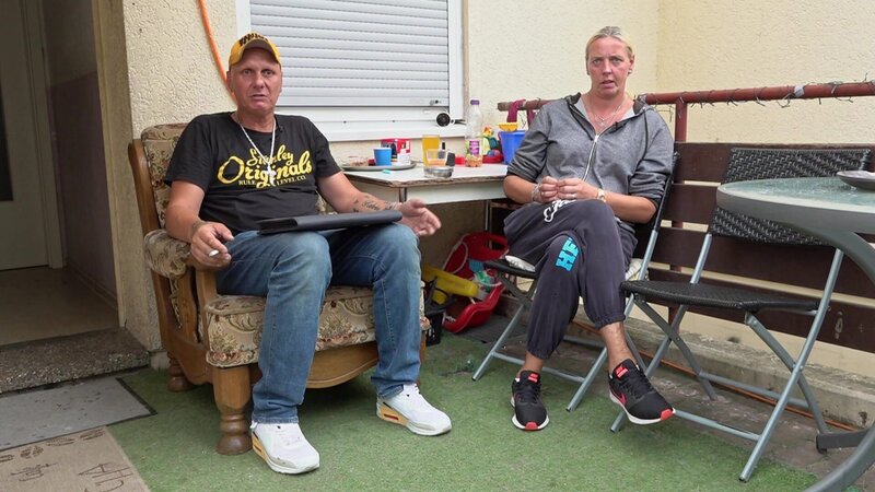 Elvis muss sich um die Beantragung eines neuen Ausweisdokuments kümmern. – Bild: RTLZWEI