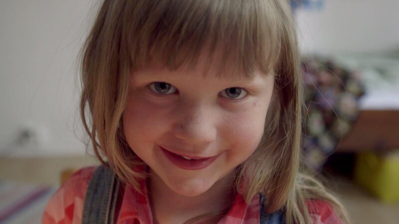 Elsa (Maya Anna Hansen Frølich) kümmert sich um die beiden. Gut, dass sie gesund ist. – Bild: KiKA/​NRK/​Christine Heitmann