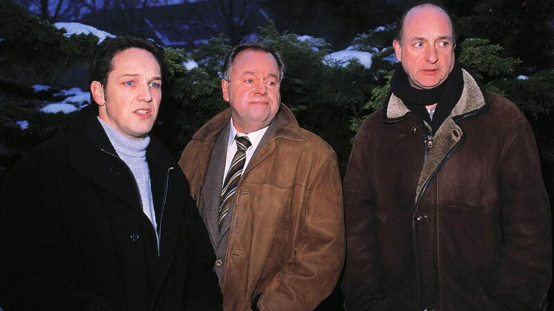 Die Kommissare Bongartz (Max Gertsch, li.) und Kehler (Wolfgang Bathke, Mi.) überlegen mit Prof. Fink (Michael Schönborn), ob die Patientin aus dem Fenster der Klinik gestoßen wurde – und wenn, von wem … – Bild: TVNOW Die Mediengruppe RTL Deutschland