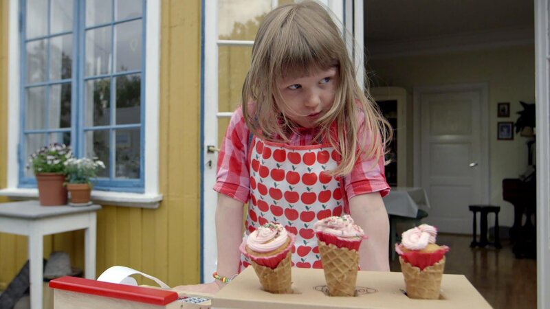 Der Muffin-Verkauf ist eröffnet. – Bild: KiKA/​NRK/​Christine Heitmann