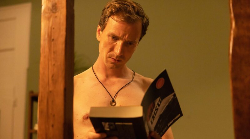 Lost (Jan Krauter) findet den entscheidenden Hinweis. – Bild: ARD Degeto/​João Guimarães /​ ZDF und ARD Degeto/​João Guimarães