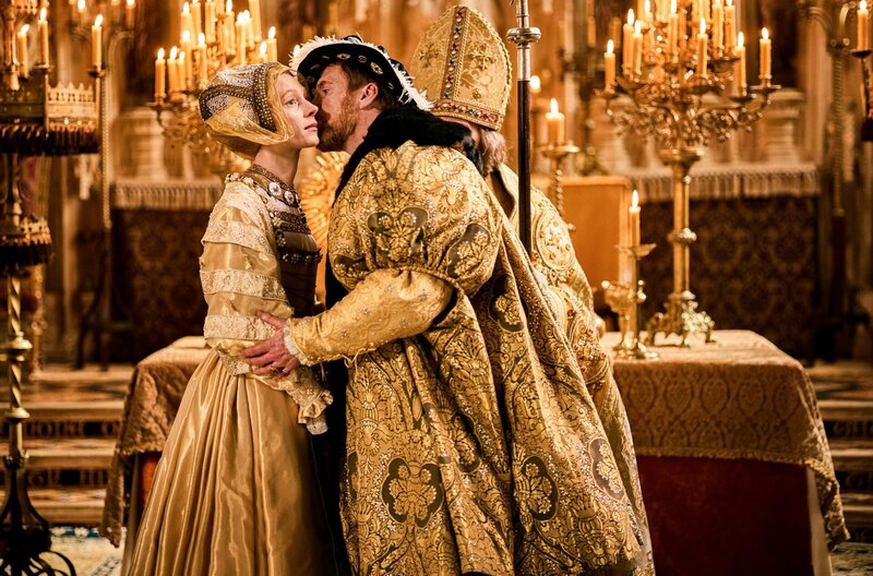 Entgegen ihrer Erwartungen küsst Henry VIII. (Damian Lewis) Anna von Kleve (Danna Herfurth) nur auf die Wange. – Bild: Nick Briggs/​Playground Television UK
