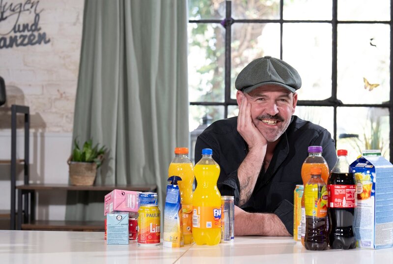 Viele Getränke, Lebensmittel und Süßigkeiten sind einer der wesentlichen Ursachen von Übergewicht und Adipositas. Der Lebensstil der Eltern prägt maßgeblich auch das Verhalten der Kinder. Und wenn zu wenig Bewegung auf zu viel Zucker trifft, erkranken auch Kinder an Adipositas. Vor der Pandemie waren in Deutschland grob 2 Millionen Kinder übergewichtig oder adipös. Welche präventiven Maßnahmen müssen getroffen werden, um besonders die junge Generation vor dieser Krankheit zu schützen? – Dieser Frage geht Dr. med. Esser in der Sendung nach. – Bild: WDR/​Solis TV