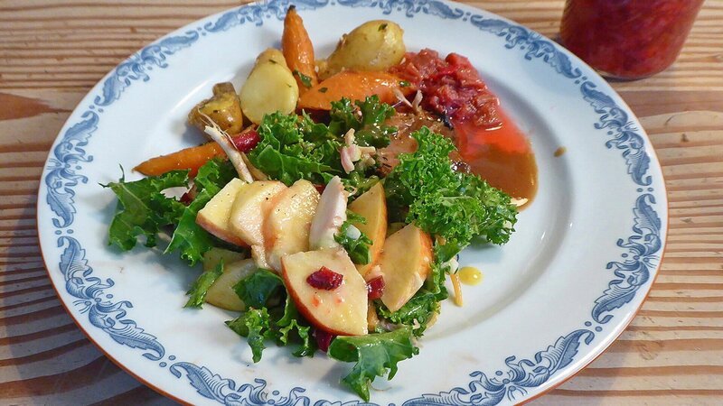 Zu Tisch Färöer Inseln – Dänemark Lammkeule mit Salat und Rhabarberchutney – Bild: SRF/​Berlin Producers/​Enno Grabenhorst