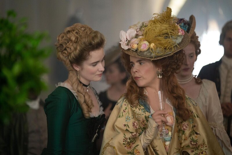 Camille (Alice Englert, l.); Florence de Regnier (Paloma Faith, r.) – Bild: Playground Television Ltd and Lions Gate Television, Inc.
