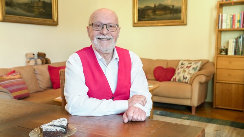 Felix, 71, Beamter i.R. aus Niederösterreich, sucht eine Partnerin fürs Herz – aber bitte ohne Haustier. „Ich habe eine ausgeprägte Allergie, vor allem gegen Hunde und Katzen. Ein Goldfisch würde gerade noch gehen“, witzelt er. Trotz Allergie wuchs Felix bis zu seinem fünften Lebensjahr im Tiergarten Schönbrunn auf: „Mein Vater war Tiergartendirektor. Ich durfte dort mit dem Dreiradler herumfahren. Doch manchmal paschte ich ab und radelte zu den Affen, da hab’ ich dann immer Ärger von meiner Mutter bekommen.“ In seinem „Liebesg’schichten-Portrait“ besucht er seine geliebten Affen wieder. In den vergangenen 20 Jahren arbeitete er als Beamter in der Wiener Volksoper. „Jetzt in der Pension habe ich das Glück, auch als Statist tätig zu sein“, erzählt er stolz. Ob er nicht gern ein berühmter Sänger geworden wäre? „Ja sicher, aber es gehört einfach so viel dazu“, sagt er bescheiden. Dennoch tritt er gelegentlich auf – auch für die „Liebesg’schichten“ gibt er eine Kostprobe. Felix sucht eine liebe Frau, die: „Einfach ein herzliches Wesen hat. Schlank wäre fein, aber wenn sie etwas stärker ist, ist das auch kein Problem.“ Seine zukünftige Herzdame darf aus ganz Österreich kommen. „Mir ist wichtig, dass sie humorvoll ist. Und wenn sie etwas jünger ist als ich, ist es auch kein Fehler“, sagt der 71-Jährige selbstbewusst. Felix war bereits zwei Mal verheiratet. Seine zweite Frau ging viel zu früh aus seinem Leben. „Sie verstarb leider vor fünf Jahren an Krebs. Ich dachte, das Leben sei vorbei“, erinnert er sich. Jetzt möchte das Leben nochmals in vollen Zügen genießen – am liebsten gemeinsam mit einer passenden Gefährtin, für die er mit Sicherheit auch gern das eine oder andere Lied anstimmen wird … – Bild: Talk TV /​ ORF /​ Gustl Gschwantner