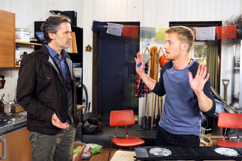 ARD ROTE ROSEN FOLGE 1538, am Freitag (19.07.13) um 14:10 Uhr im ERSTEN. Im Gespräch mit Robin (Niklas Osterloh, r.) wird Jan (Timothy Peach, l.) nachdenklich, ob seine Vorurteile gegen Rainer gerechtfertigt sind. – Bild: ARD/​Nicole Manthey