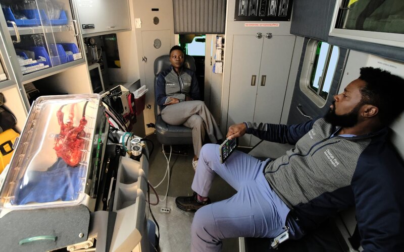 Dr. Mina Okafor (Shaunette Renée Wilson, l.); Dr. AJ Aust (Malcom-Jamal Warner, r.) – Bild: 2018⁠–⁠2019 Twentieth Century Fox Film Corporation. All rights reserved. Lizenzbild frei