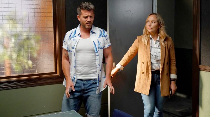 Keinem ist zu trauen: Detective Sims (Fern Sutherland) verdächtigt Glenn Tyson (Ryan O’Kane). – Bild: South Pacific Pictures & All3Media International