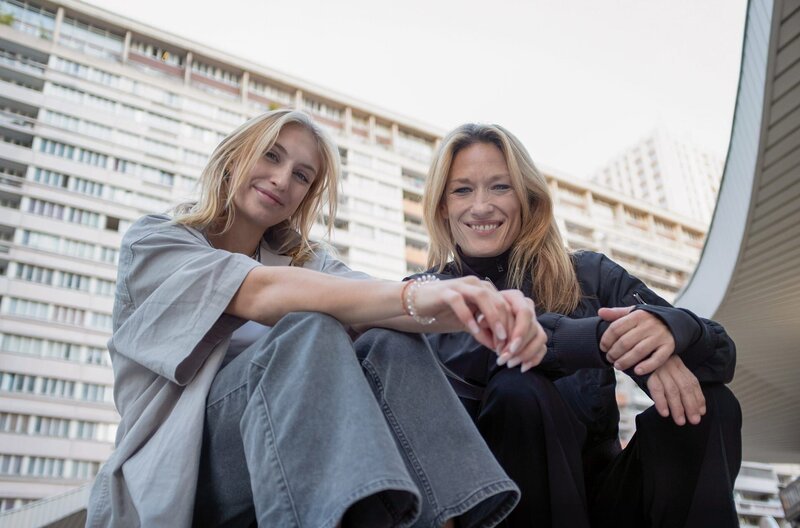 In Paris, der Geburtsstadt des Trendsports Parkour, trifft die Tänzerin Sylvia Camarda (re.) auf die Parkour-Athletin Noa Diorgina Man (li.). – Bild: Daniel Waldhecker