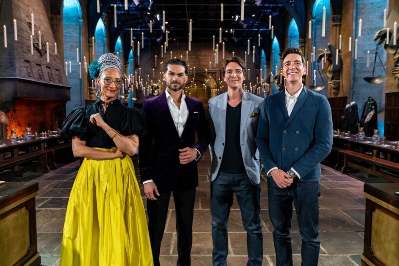 V.l.: Die Juroren Carla Hall und Jozef Youssef mit den Moderatoren James Phelps und Oliver Phelps. – Bild: RTL /​ Warner Bros. Discovery, Inc. or its subsidiaries and affiliates. /​ Die Große Halle