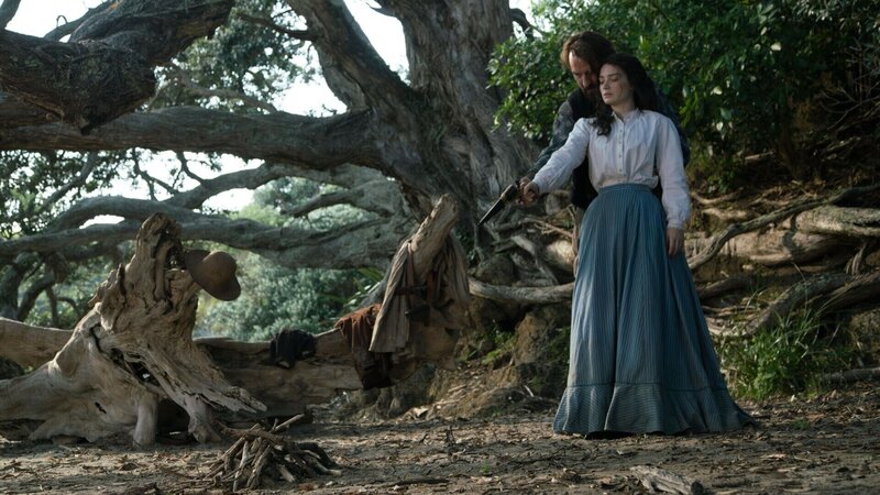 Crosbie Wells (Ewen Leslie, hinten); Anna Wetherell (Eve Hewson, vorne) – Bild: The Luminaries Production Ltd Lizenzbild frei