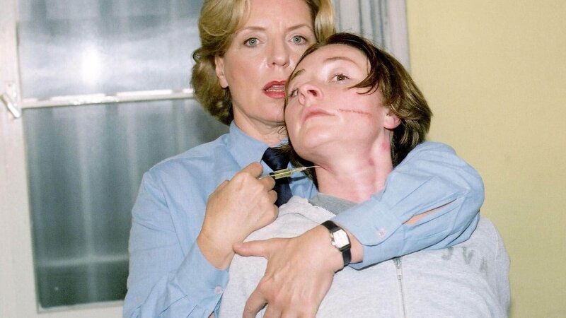 Hermann (Peggy Lukac, li.), die „Rote Mamba“, will Annabelle (Bettina Lohmeyer) erledigen … – Bild: MG RTL D /​ Stephanie Kulbach