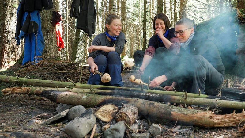 Vorfreude bei Gisela, Beatrice und Andrea. Sie haben in der letzten Challenge Hefe und Mehl gewonnen und können bald in ihr selbstgemachtes Brot beissen. – Bild: SRF