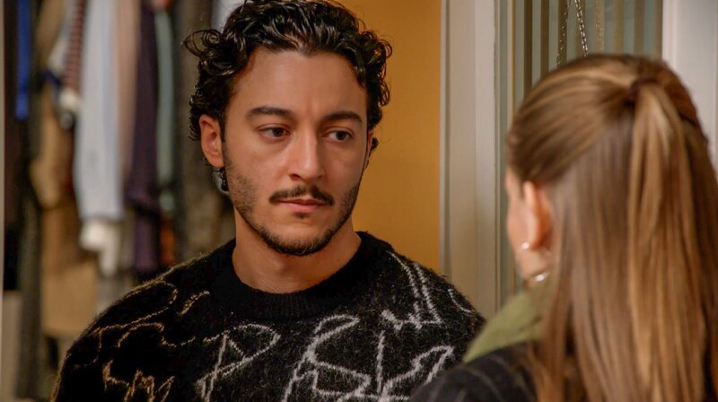 Elyas (Mehmet Daloğlu l.) hält die Wäscherei weiterhin besetzt, und Victoria drängt Bella (Alessia Mazzola r.) dazu, eine Räumungsklage einzureichen. Bella (Alessia Mazzola r.) hadert mit diesem harten Schritt, ist aber angesichts Elyas’ (Mehmet Daloğlu l.) Starrsinn dann doch bereit dazu … – Bild: NDR/​ARD/​Studio Hamburg Serienwerft