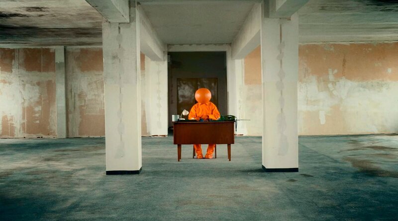 ORANGE (Ben Hucke) hasst seinen Job. – Bild: Lou Wildermann ORANGE (Ben Hucke) hasst seinen Job. – Bild: Lou Wildermann