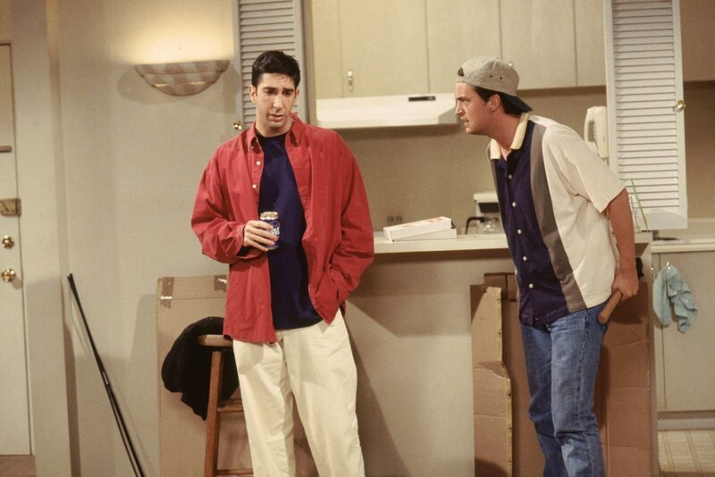 Ross Geller (David Schwimmer, l.); Chandler Bing (Matthew Perry, r.) – Bild: Warner Bros. Entertainment Inc.