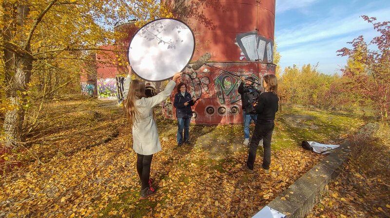 Dreharbeiten mit Gudrun Meinicke im Geiseltal – Bild: MDR/​Hoferichter&Jacobs