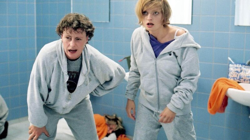 Manu (Constanze Priester, re.) und Mels (Sigrid M. Schnückel) Schlägerei wird von den Schließern beendet. – Bild: Foto: MG RTL D /​ Stefan Erhard