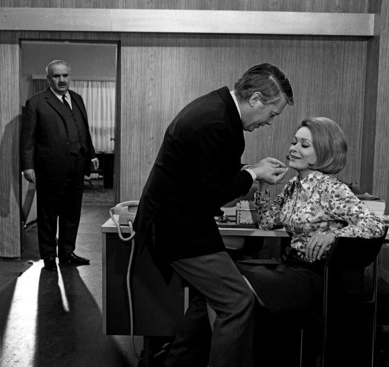 Fritz Eckhardt (Edi Haslinger), Peter Weck (Fredy Haslinger), Brigitte Neumeister (Trixi, neue Sekretärin Fredys). – Bild: ORF