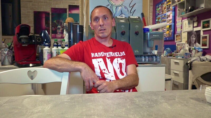 Als ihre Tochter Lisa vor einem halben Jahr starb, blieb für Florian (Foto) und Marina sowie ihre Kinder die Welt stehen. Nun kehren sie zurück – aber ohne Marina.; Als ihre Tochter Lisa vor einem halben Jahr starb, blieb für Florian (Foto) und Marina sowie ihre Kinder die Welt stehen. Nun kehren sie zurück – aber ohne Marina. – Bild: RTL Zwei