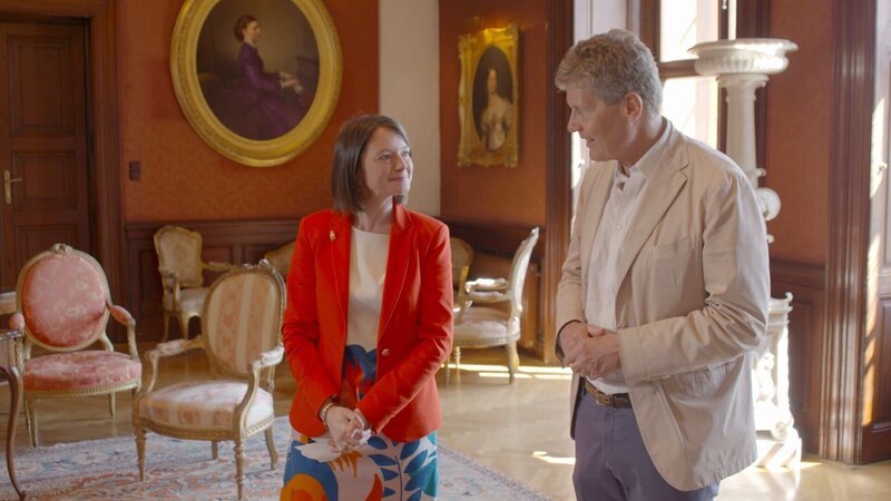 Die heutige Bewohnerin der Schlosses Alix de la Poëze d’ Harambure-Fraye im Gespräch mit Karl Hohenlohe – Bild: ORF/​Clever Contents