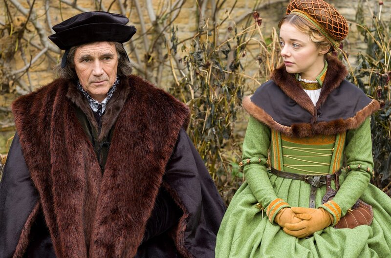 Thomas Cromwell (Mark Rylance) spricht mit seiner Tochter Jenneke (Ellie de Lange) über eine wichtige Entscheidung. – Bild: Nick Briggs/​Playground Television UK
