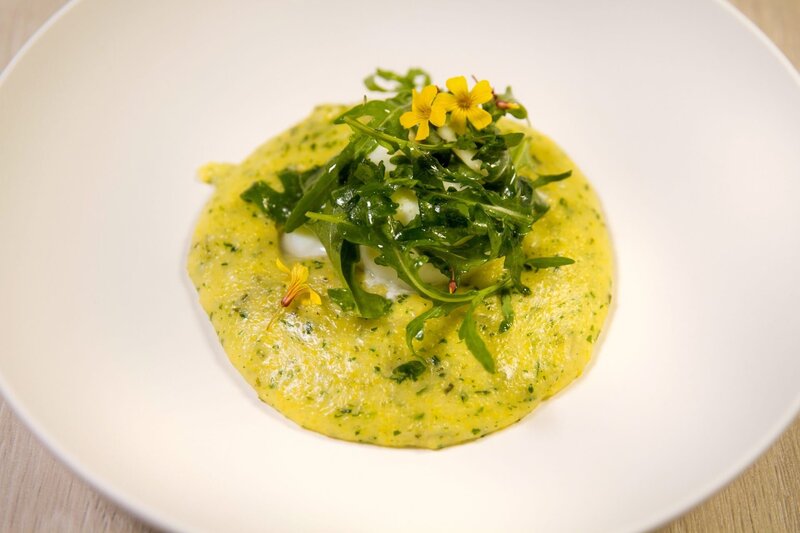 „Polenta mit pochiertem Ei und Rucolabutter“ von Paul Ivic. – Bild: ORF/​Interspot Film