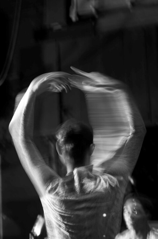 „Becoming a Swan“ zeichnet ein vielschichtiges Porträt des klassischen Balletts im Wandel der Zeit – gefangen zwischen Tradition und Aufbruch, zwischen Perfektion und Menschlichkeit. – Bild: Emily Binding