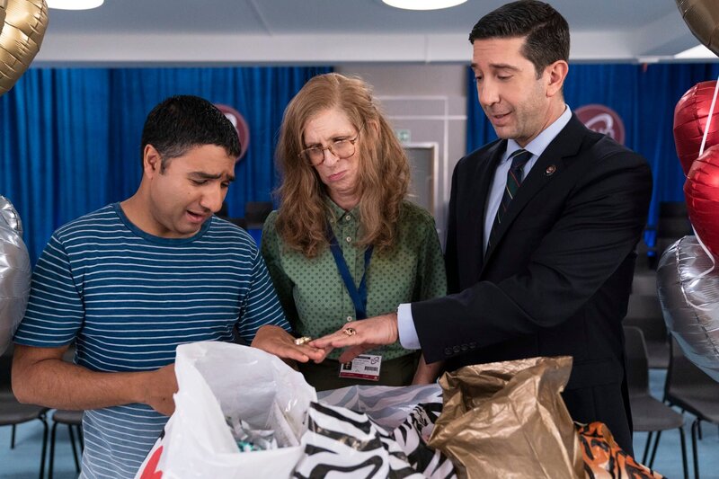 L-R: Joseph Harries (Nick Mohammed), Mary (Jane Stanness), Jerry Bernstein (David Schwimmer) – Bild: Sky UK Limited.