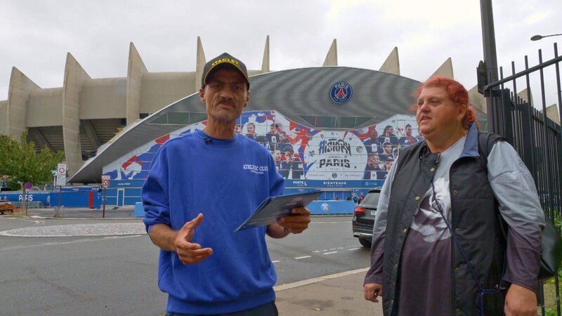 Dieter und Carmen vor dem Stadion von Paris Saint-Germain; Dieter und Carmen vor dem Stadion von Paris Saint-Germain – Bild: RTLZWEI