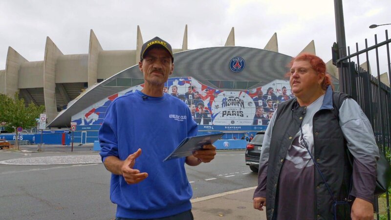 Dieter und Carmen vor dem Stadion von Paris Saint-Germain; Dieter und Carmen vor dem Stadion von Paris Saint-Germain – Bild: RTLZWEI