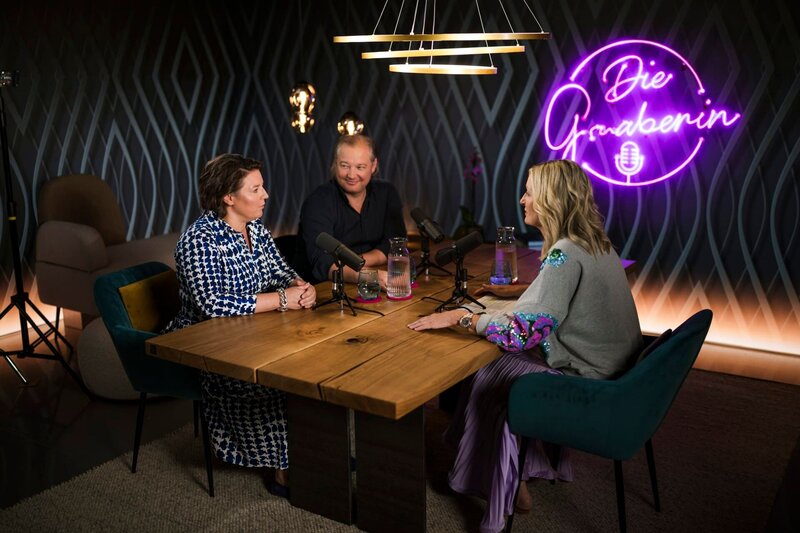Monika Gruber (r.), Andreas Döllerer und Christl Döllerer während ServusTVs „Die Gruaberin – Vodcast“ in Salzburg, Österreich. – Bild: ServusTV /​ Sebastian Marko