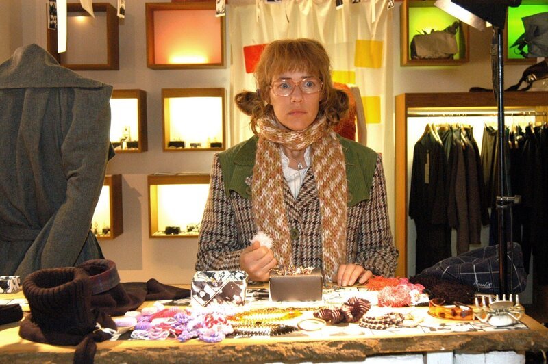 Lisa (Alexandra Neldel) weiß nicht, ob sie sich trauen soll, den Radiergummi einfach einzustecken. Es wäre das erste Mal, dass sie etwas stiehlt. (Dieses Foto von Alexandra Neldel darf nur in Zusammenhang mit der Berichterstattung über die Serie „Verliebt in Berlin“ veröffentlicht und verbreitet werden.) – Bild: SAT.1 /​ Noreen Flynn Eigenproduktionsbild frei