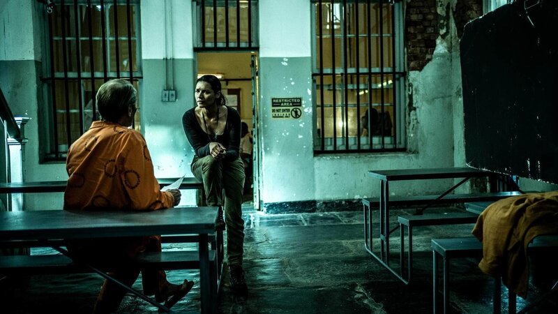 Angus Speelman (Iain Glen) und Reyka (Kim Engelbrecht) – Bild: RTL /​ Serena Cullen Productions