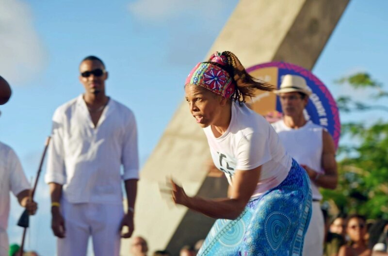 Capoeirista Bibinha bei der Capoeira-Weltmeisterschaft: Ursprünglich von Menschen verschiedener afrikanischer Länder als Kampfkunst entwickelt, bietet Capoeira heute Jugendlichen neue Perspektiven. – Bild: ARTE/​Manufactura Pictures/​Kobalt Documentary