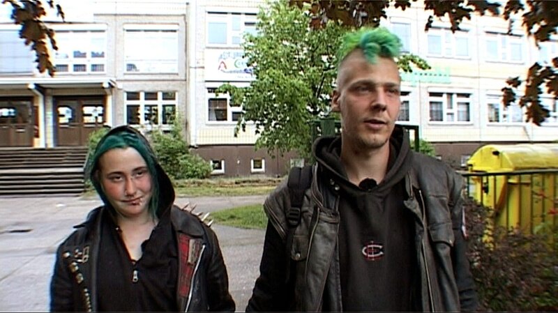 Alkohol, Betteln und Gewalt bestimmen den Alltag von Nico und Ramona. Vor zehn Monaten ist das Punker-Pärchen mit fünf Hunden aus der Schweiz nach Berlin gekommen. Jetzt ist die Frankfurter Allee ihr neues Zuhause. – Bild: RTL II