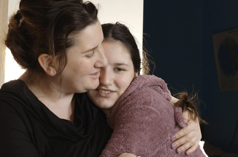 Zhana verspricht ihrer Tochter Elene, immer für sie da zu sein. – Bild: MDR /​ 1991 Productions